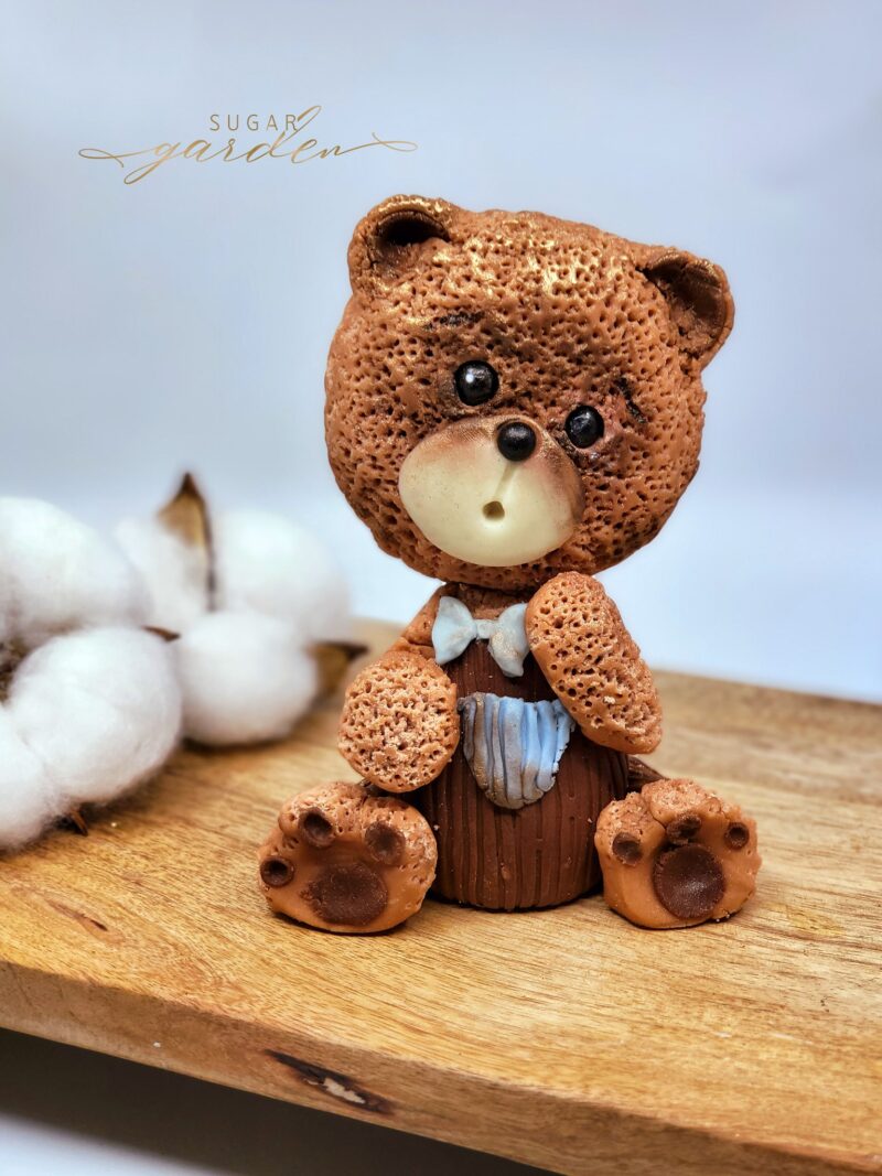 Fondant Figuurtje Teddy Bear Boy met broekje en strikje -donker bruin