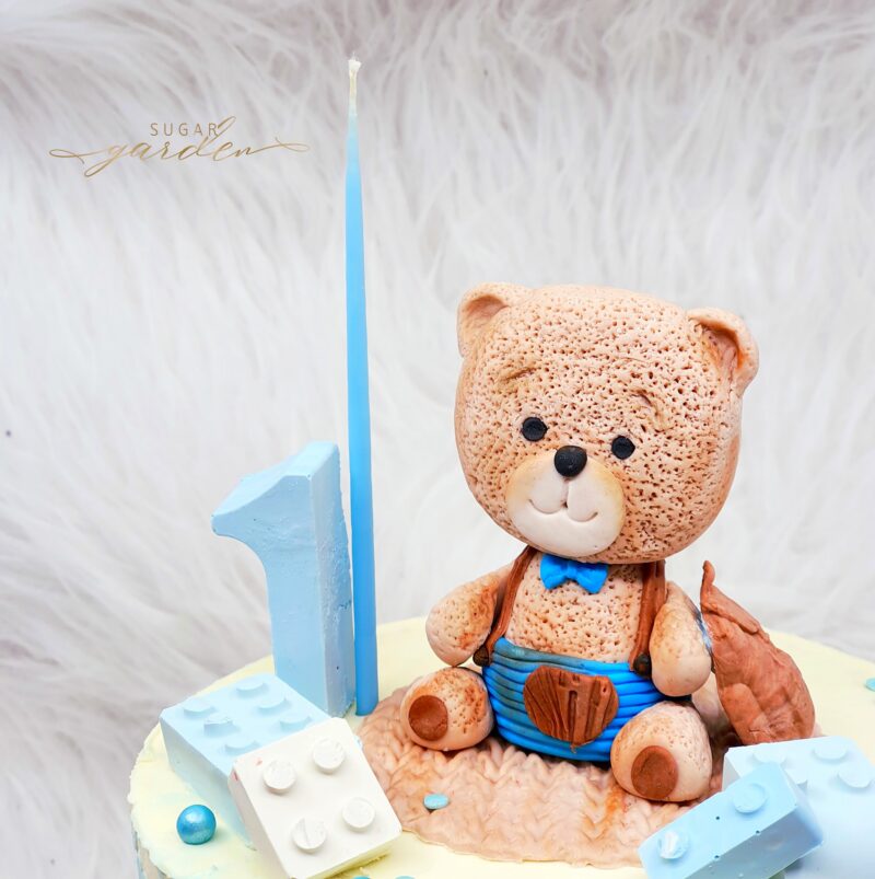 Fondant Figuurtje Teddy Bear Boy met broekje en strikje -licht bruin