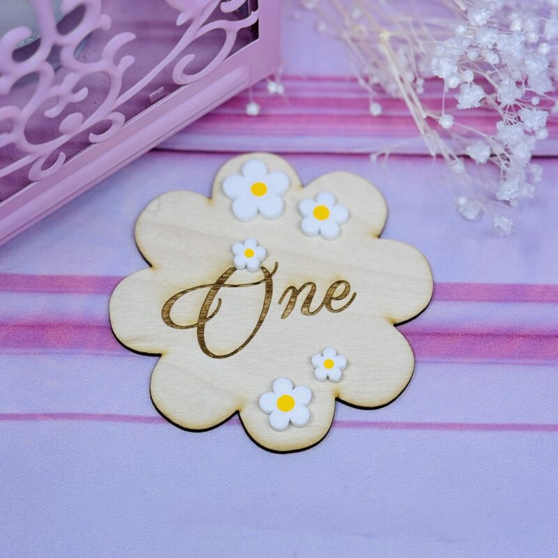 One - Daisy houten cake decor 9cm