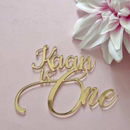 Gepersonaleseerd cake decor naam+is one