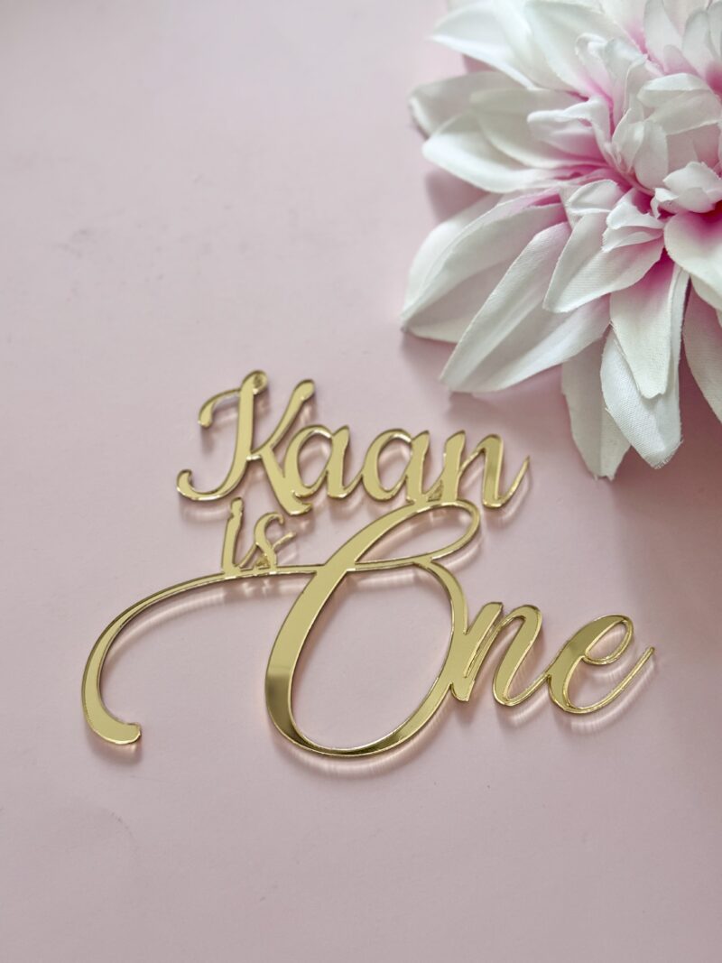 Gepersonaleseerd cake decor naam+is one