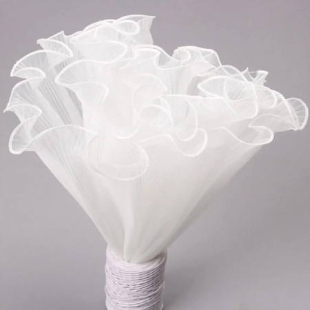 Witte bloemenverpakking met decoratief golvend gaas – ca. 2 meter taart decoratie