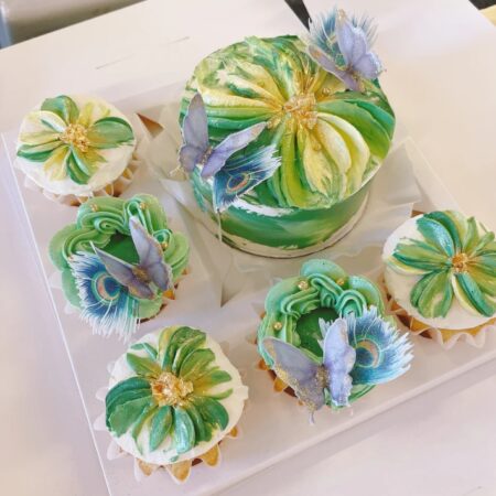 bento cake box + 5 cupcakes